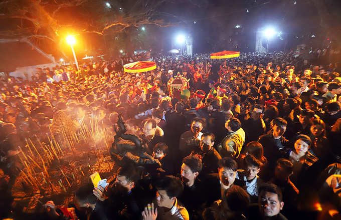 Dòng người xô nhau xoa tiền cầu may sau khai ấn đền Trần